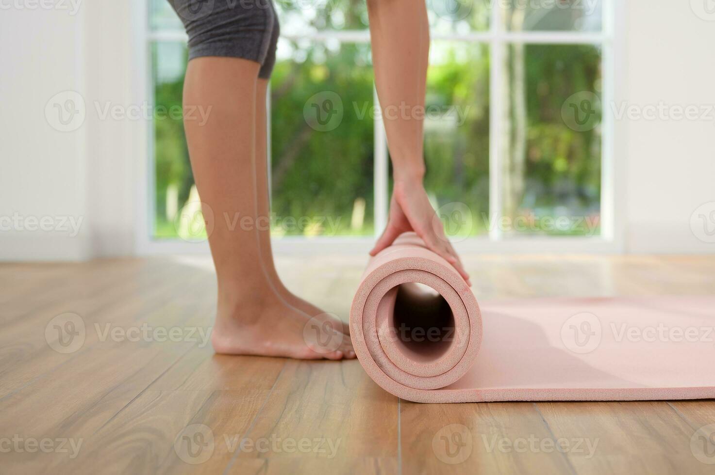 giovane donna nel abbigliamento sportivo fare meditazione pratica e yoga interno, salutare stile di vita, mentale Salute concetto. foto