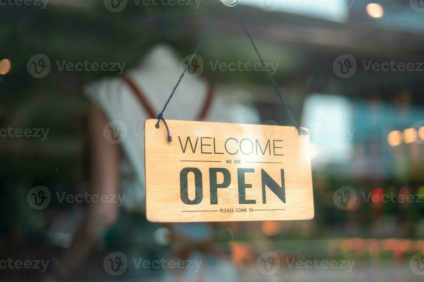 donna imprenditore con Aperto cartello nel bar negozio , piccolo attività commerciale concetto foto