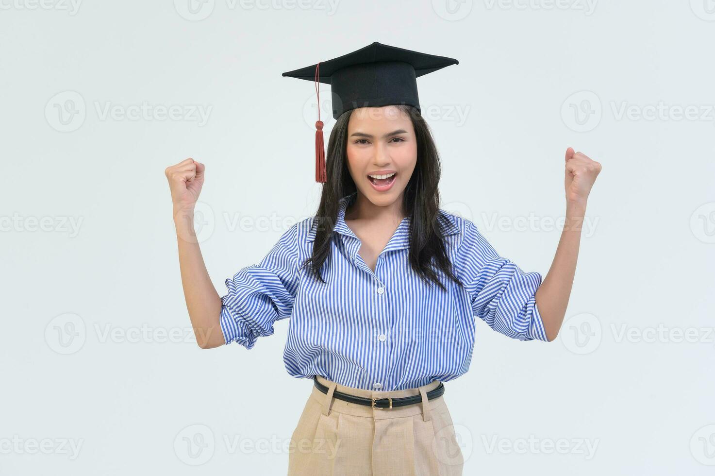 ritratto di contento bellissimo donna nel la laurea toga al di sopra di bianca sfondo foto