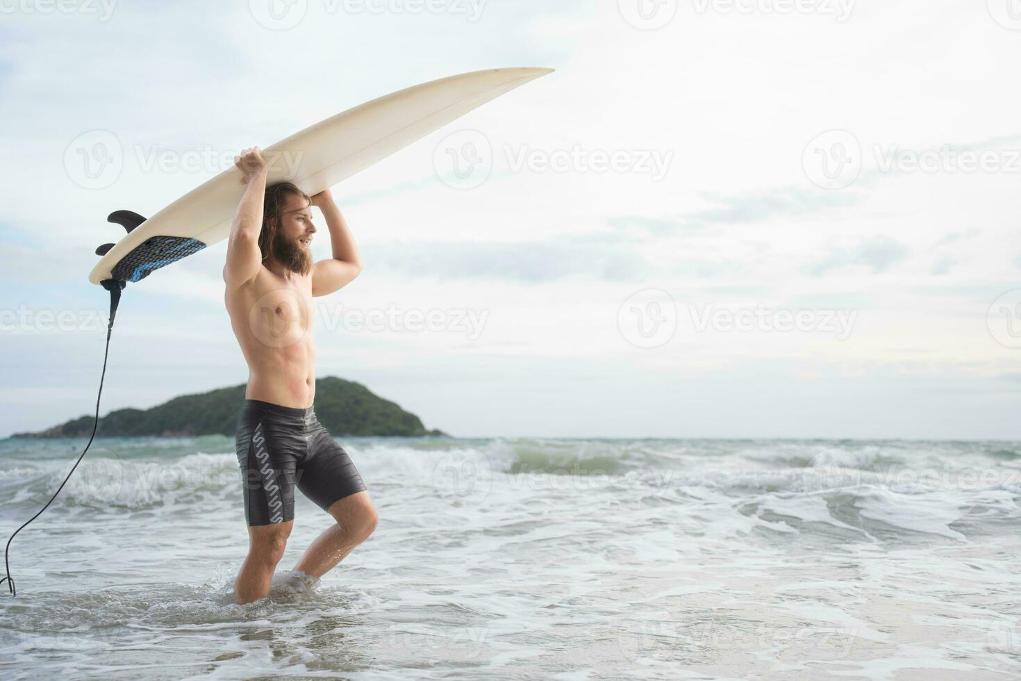 surfer uomo con il suo tavola da surf su il spiaggia. foto