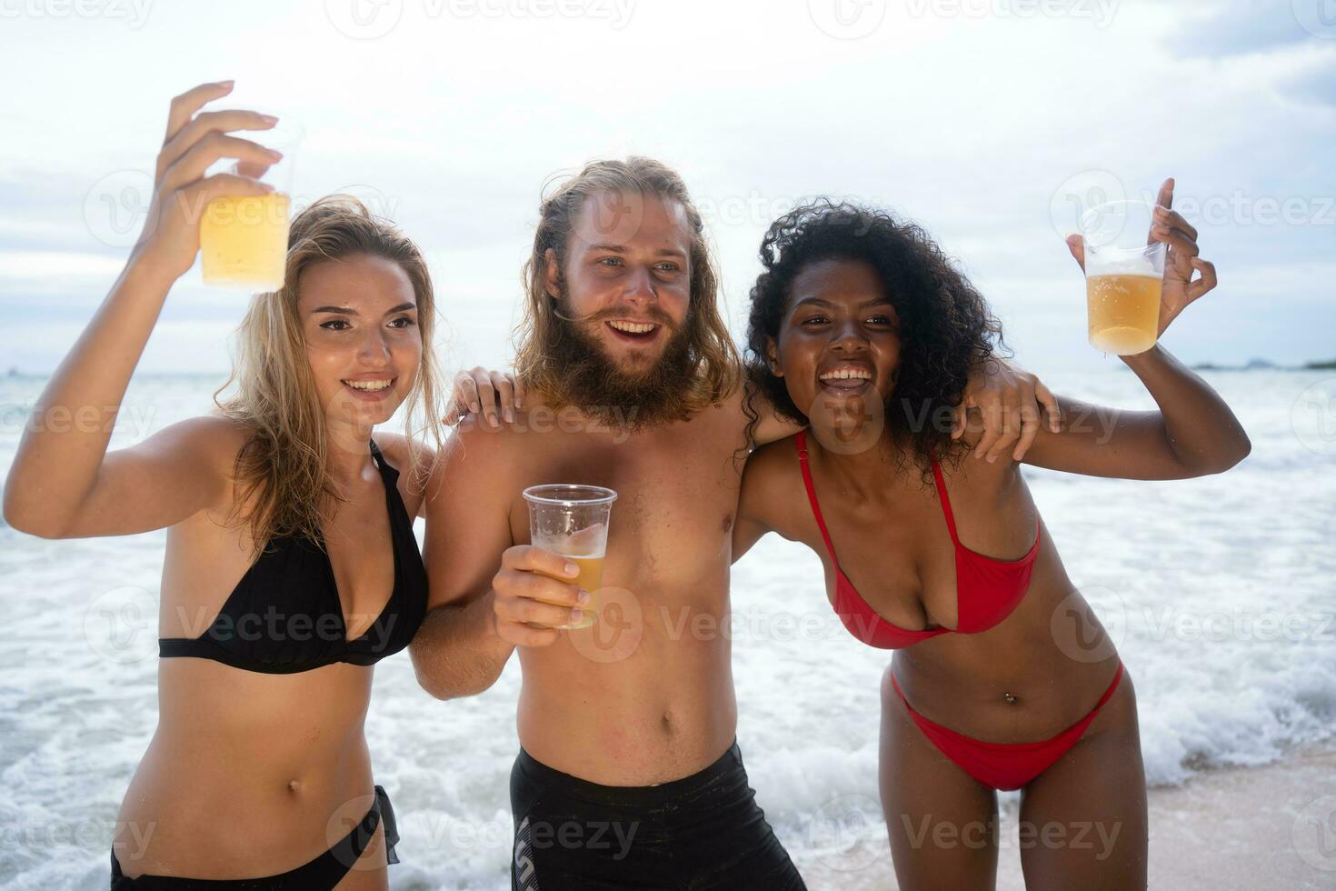 gruppo di amici avendo divertimento su il spiaggia. giovane donne avendo divertimento su il spiaggia. foto