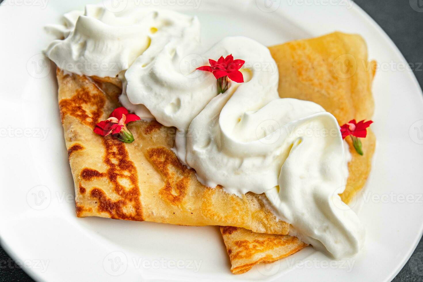 crepes frustato crema Pancakes porzione dolce delizioso dolce aperitivo pasto cibo merenda su il tavolo copia spazio foto