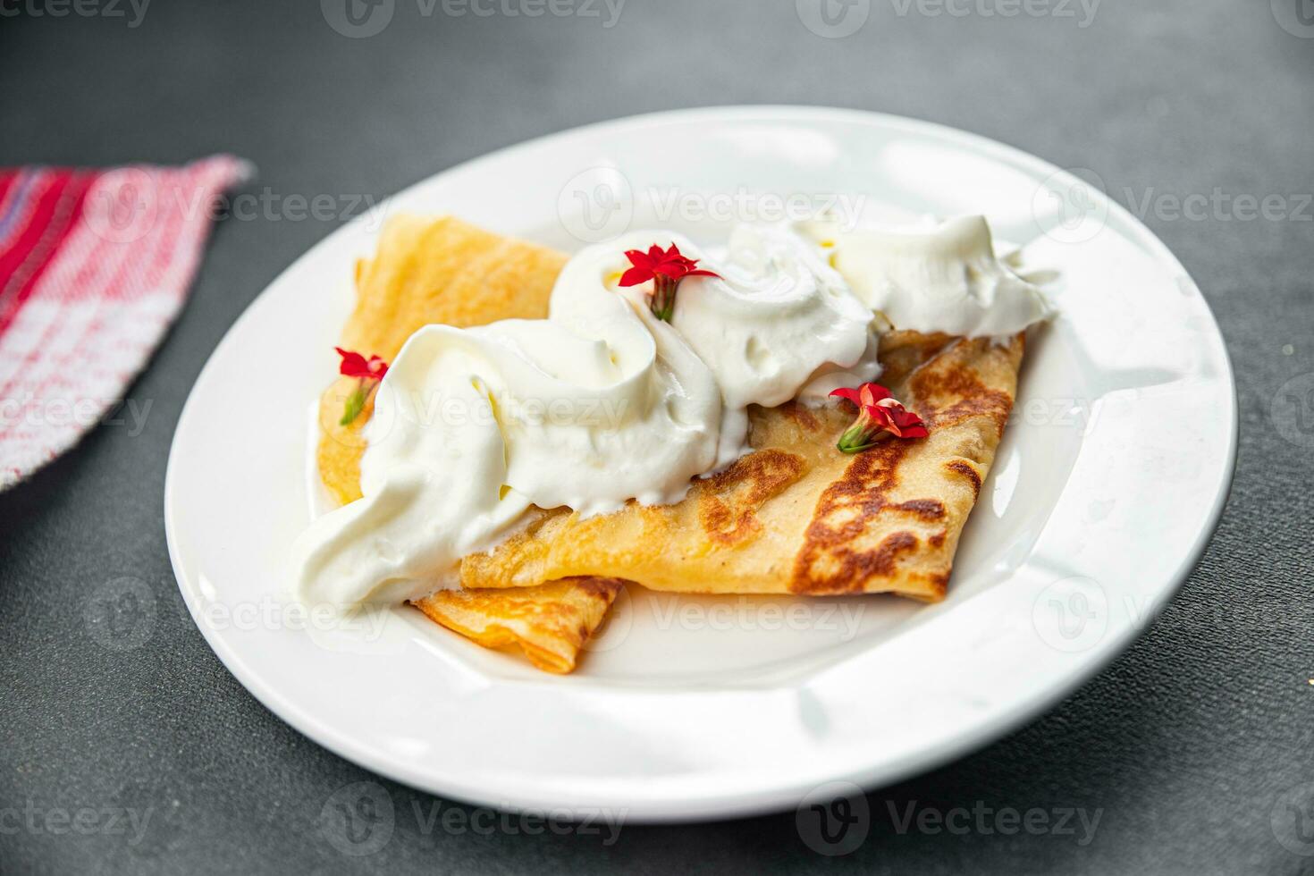 crepes frustato crema Pancakes porzione dolce delizioso dolce aperitivo pasto cibo merenda su il tavolo copia spazio foto