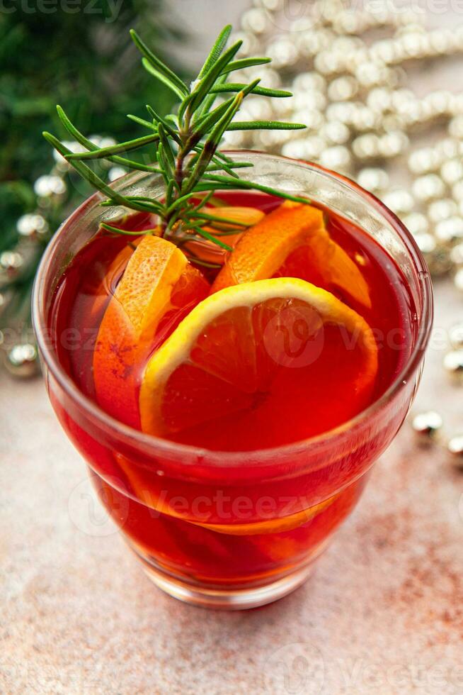 vin brulé vino Natale cocktail agrume e rosmarino tradizionale bevanda nuovo anno vacanza aperitivo pasto cibo su il tavolo copia spazio cibo sfondo rustico superiore Visualizza foto