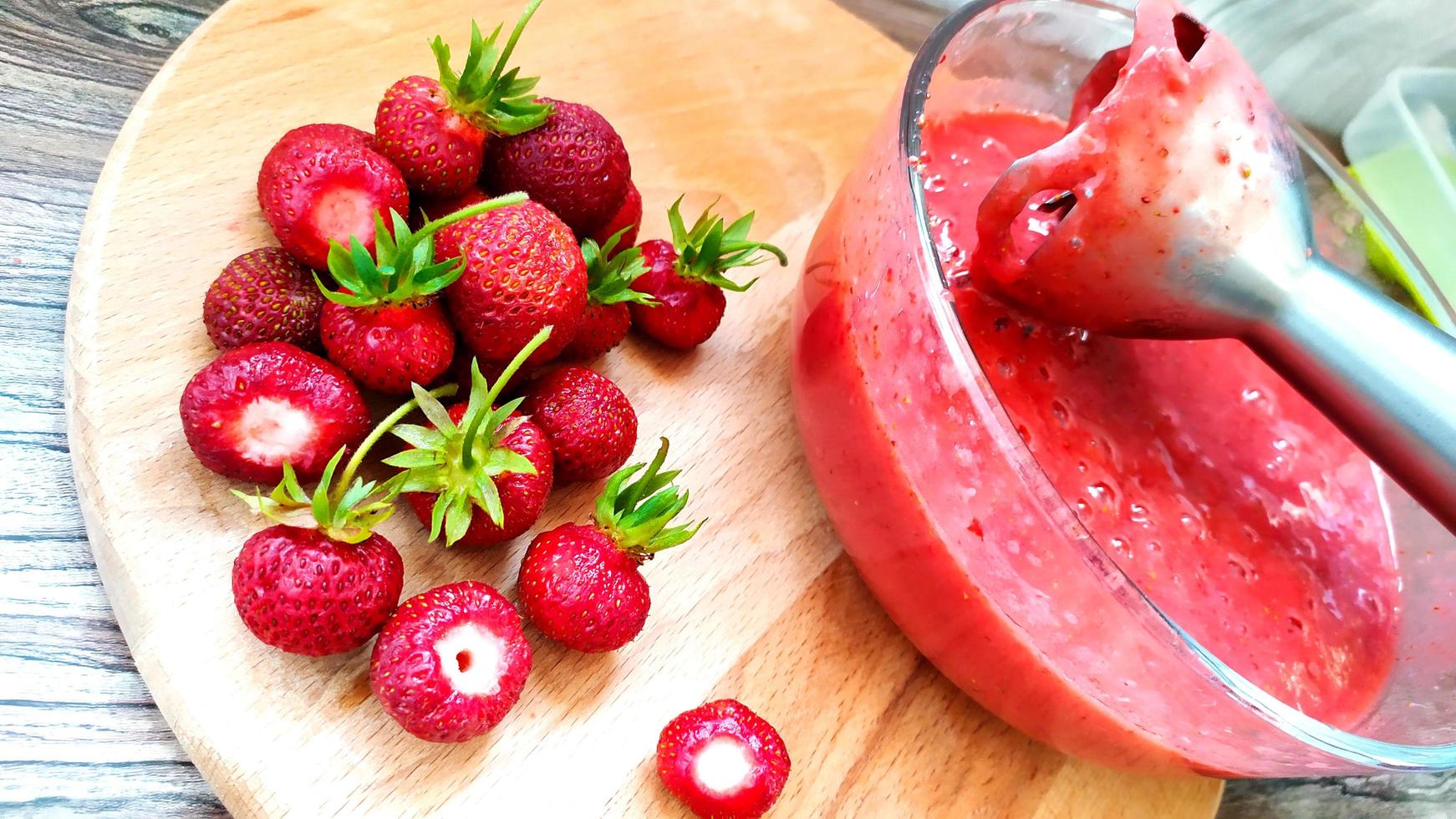 frullatore in un piatto di vetro con purea di fragole foto