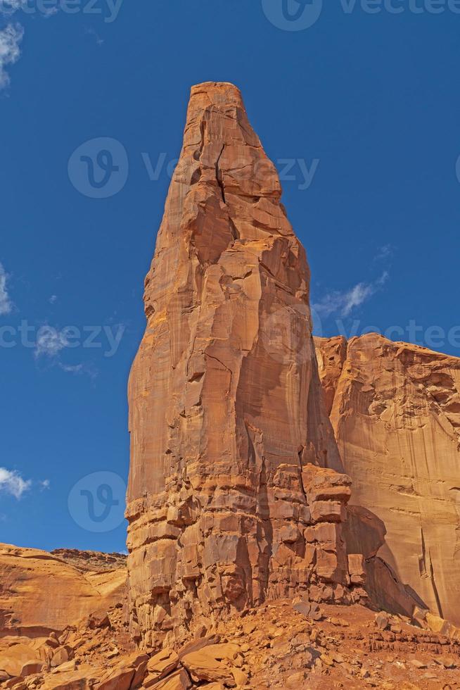 pinnacolo di roccia rossa nel deserto foto