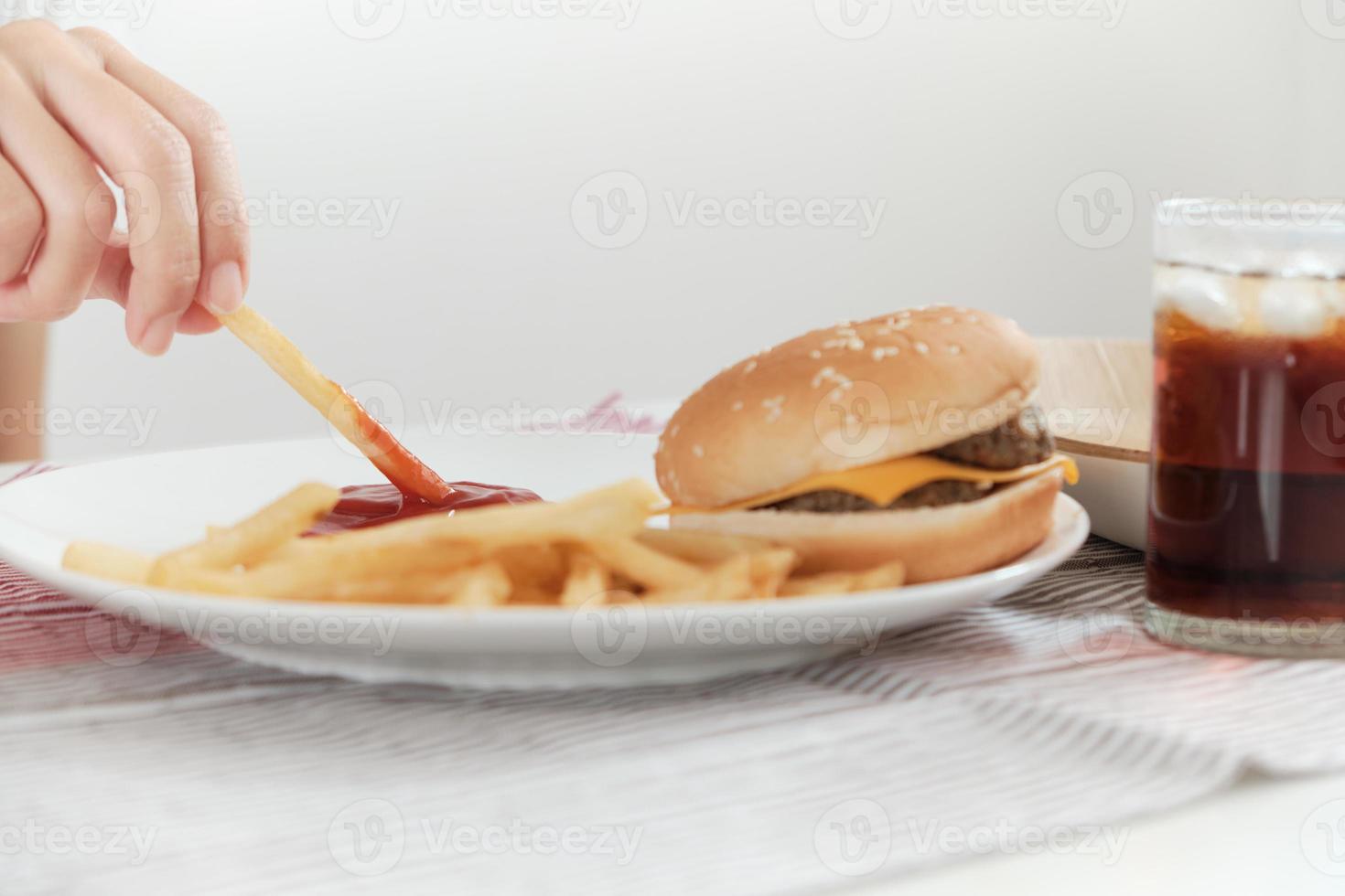 mangiare fast food sul piatto bianco. foto