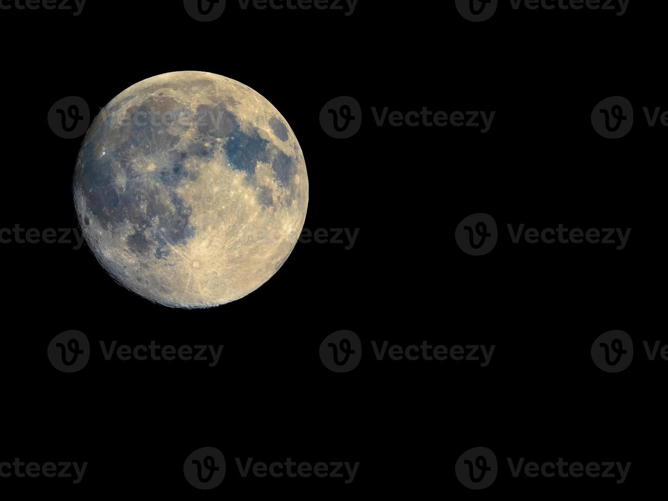 luna piena vista con il telescopio, colori migliorati foto