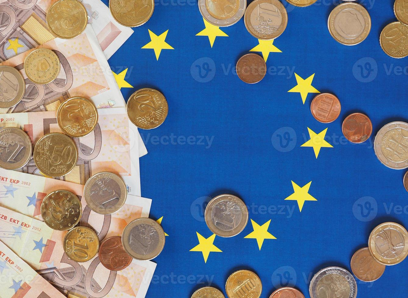 banconote e monete in euro, unione europea, oltre bandiera foto