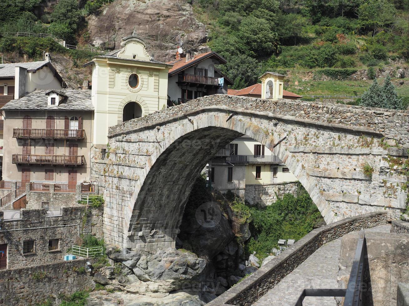 ponte romano a pont saint martin foto