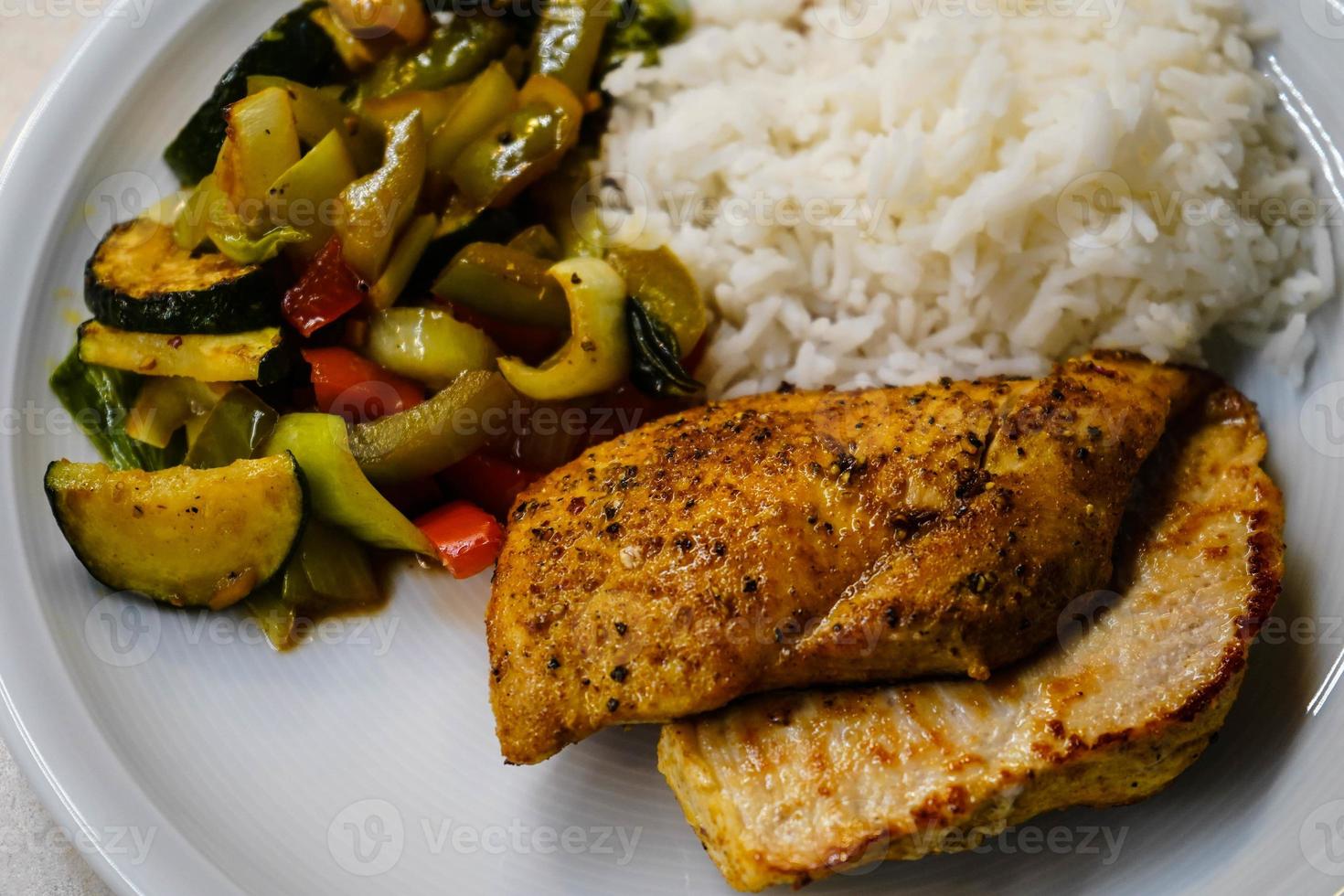 petto di pollo con zucchine pak choi verdure al forno foto