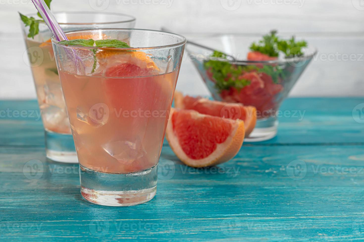 cocktail al pompelmo su fondo chiaro con un rametto di menta foto