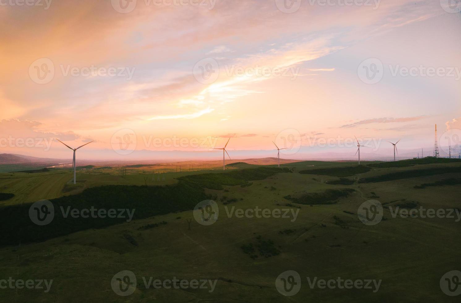 vista aerea cinque turbine eoliche in piedi in campo foto