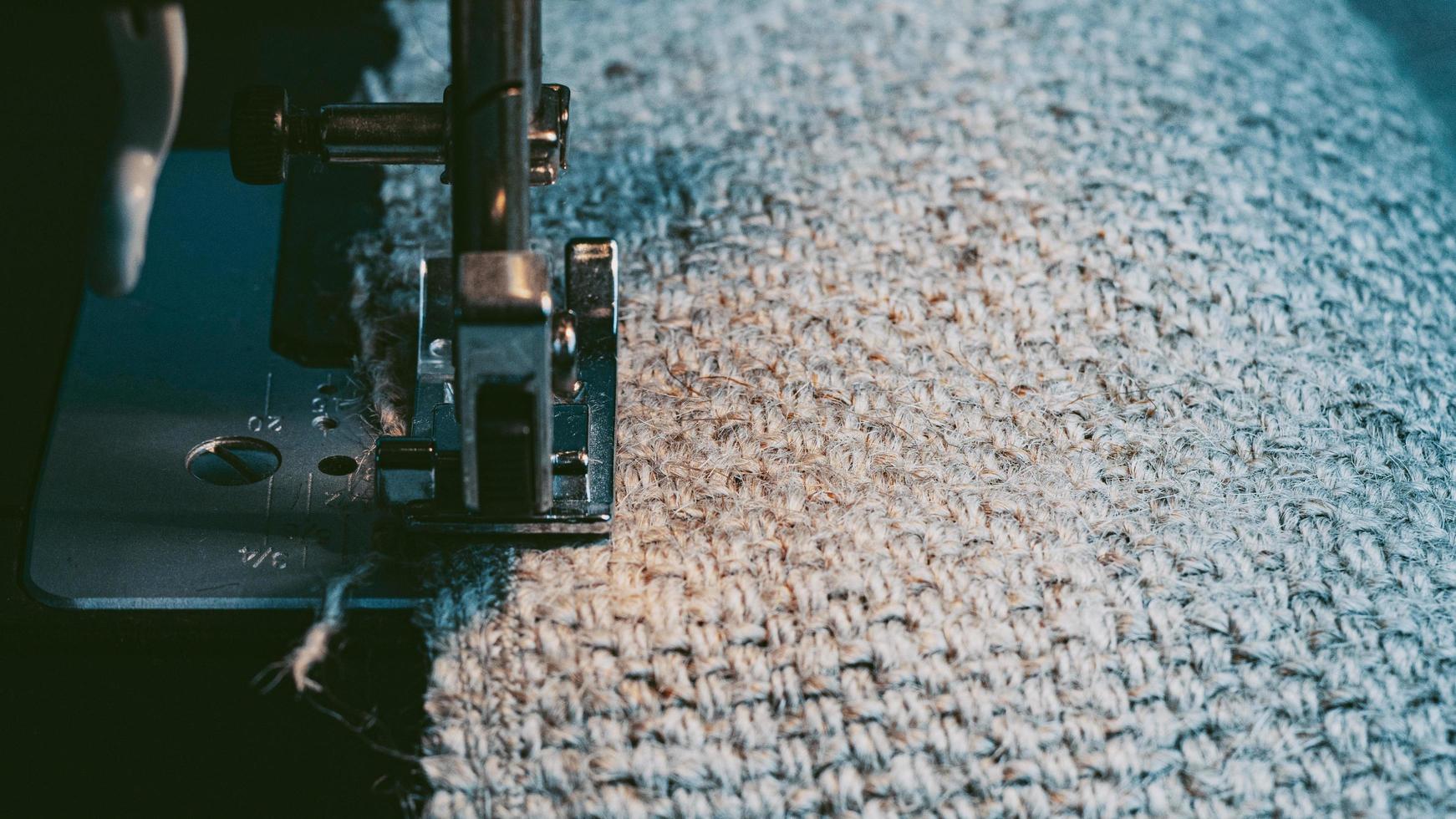 una macchina da cucire cuce il tessuto di tela. cucire abiti in tessuto di canapa. foto