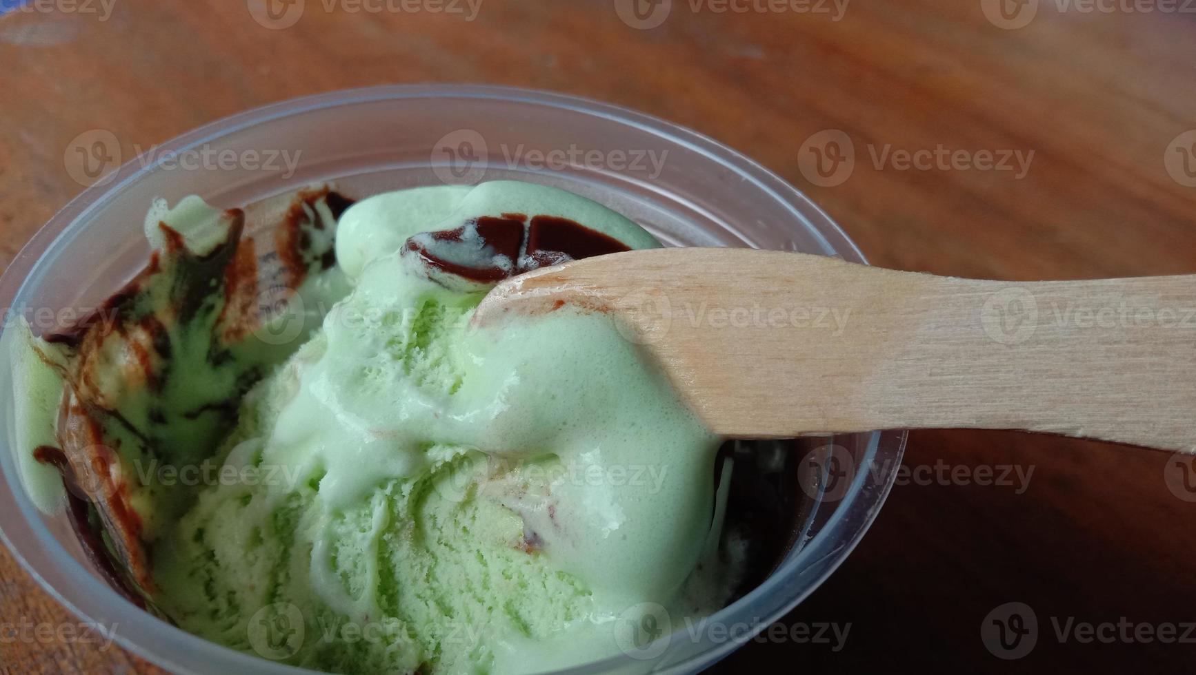 foto di gelato al gusto di avocado in coppetta