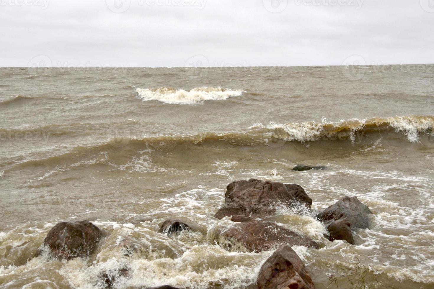 tempesta autunnale sul lago Winnipeg foto