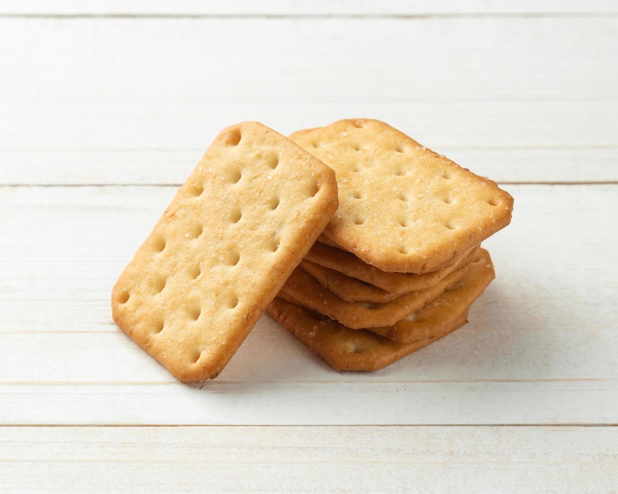 biscotti cracker su sfondo bianco tavolo in legno foto