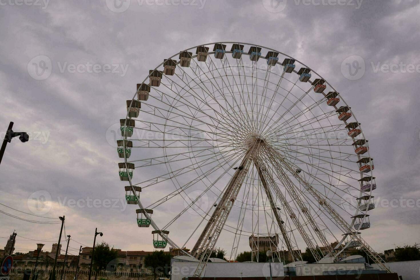 un' grande Ferris ruota nel il città foto