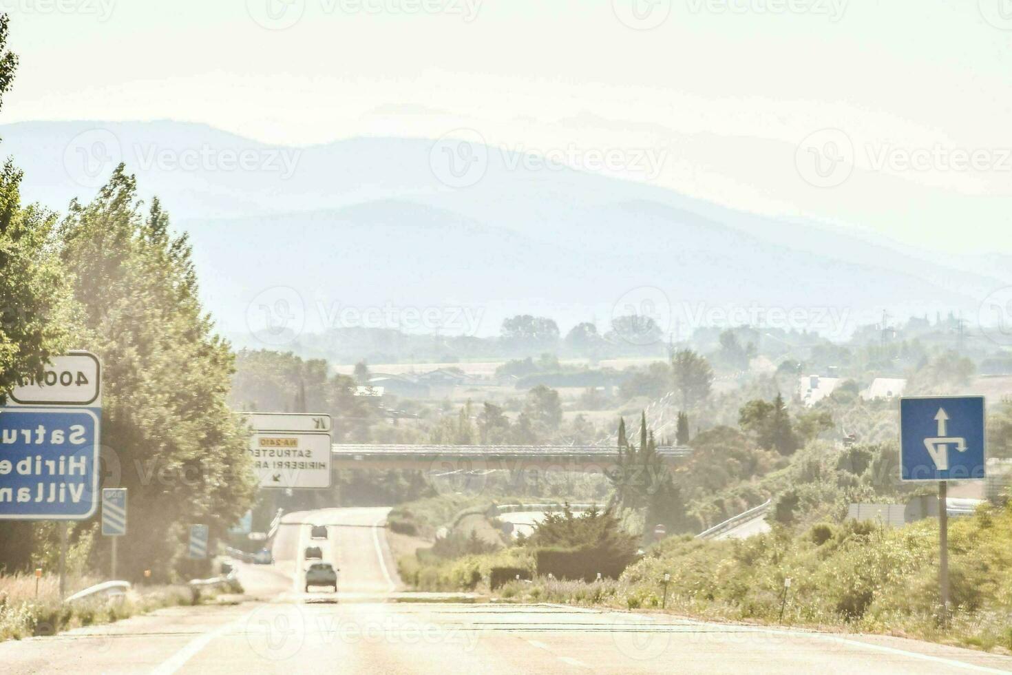 un' auto guida giù un' strada foto