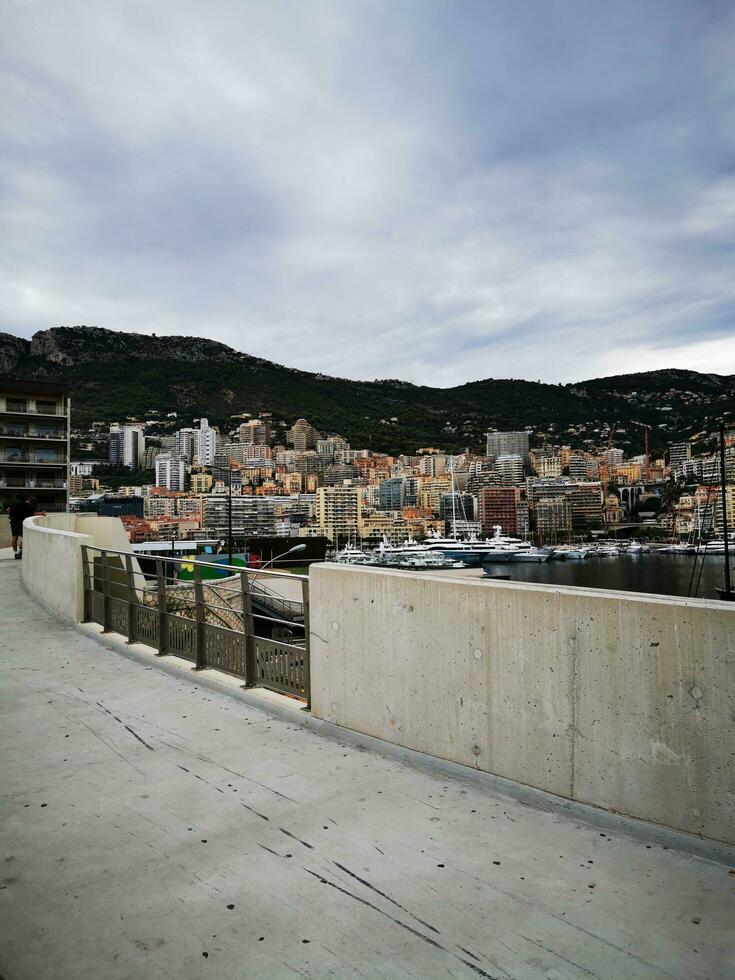 foto di un' skateboarder l'esecuzione un' trucco su un' rampa