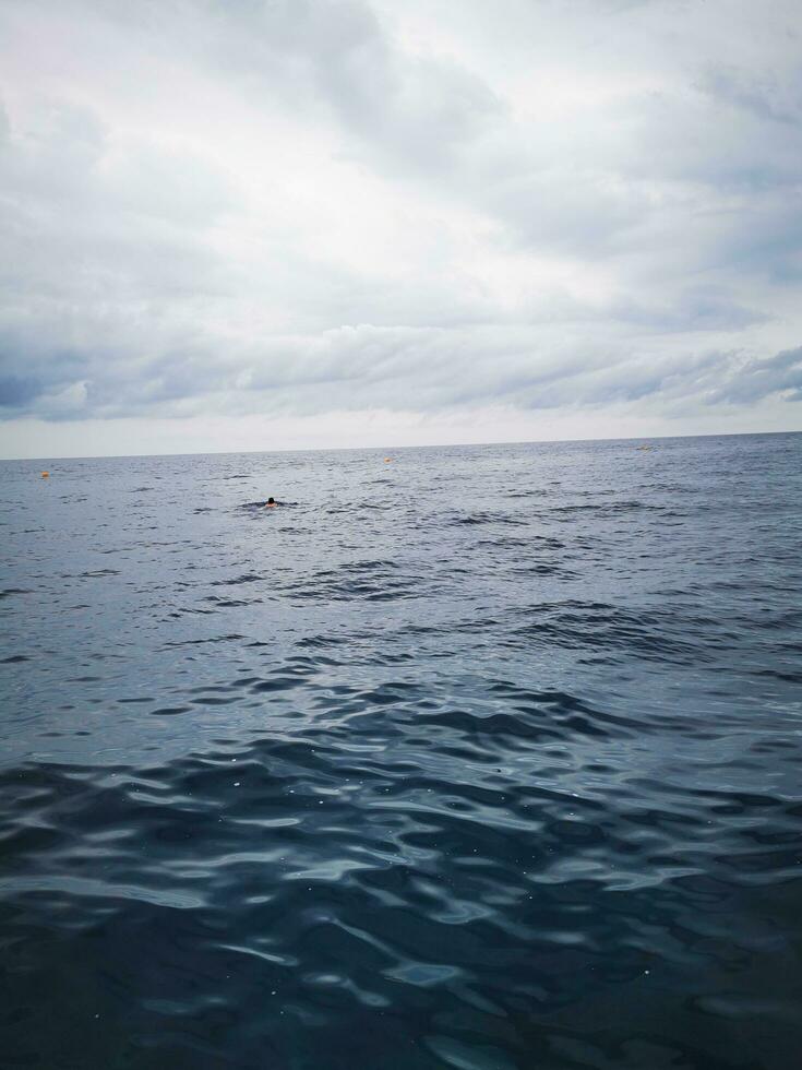 foto di un' tranquillo lago con un' solitario barca nel il distanza