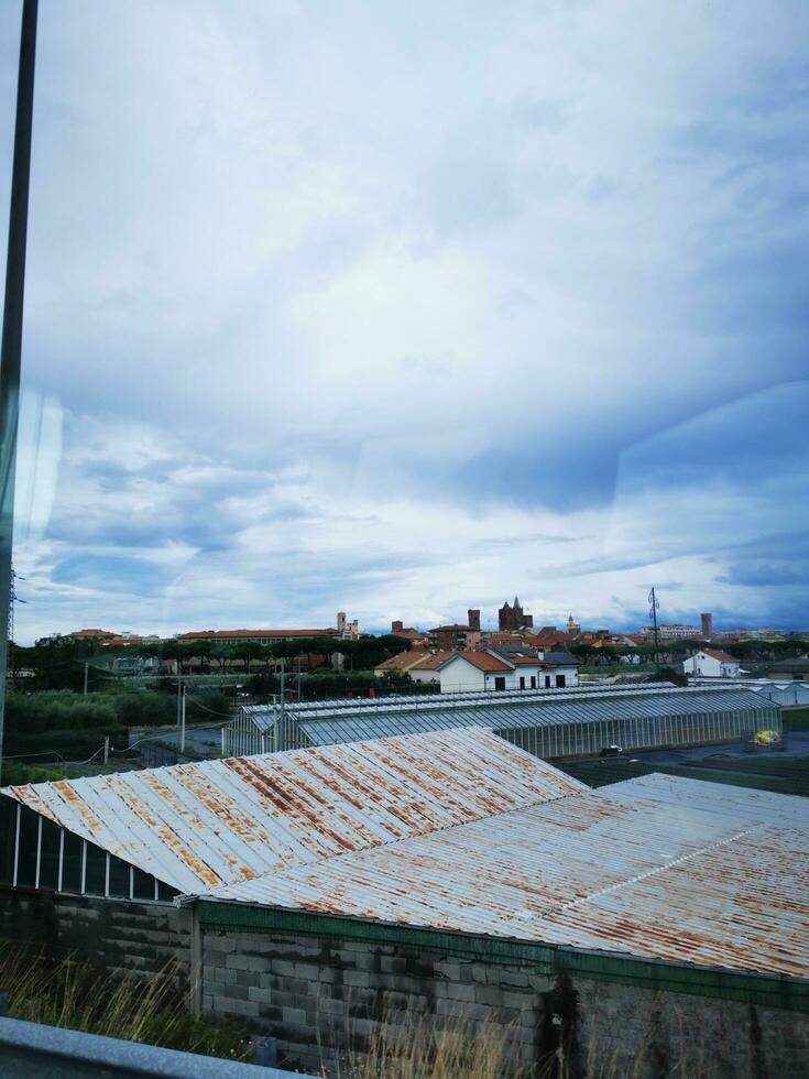 foto di un' arrugginito tetto contro un' chiaro blu cielo