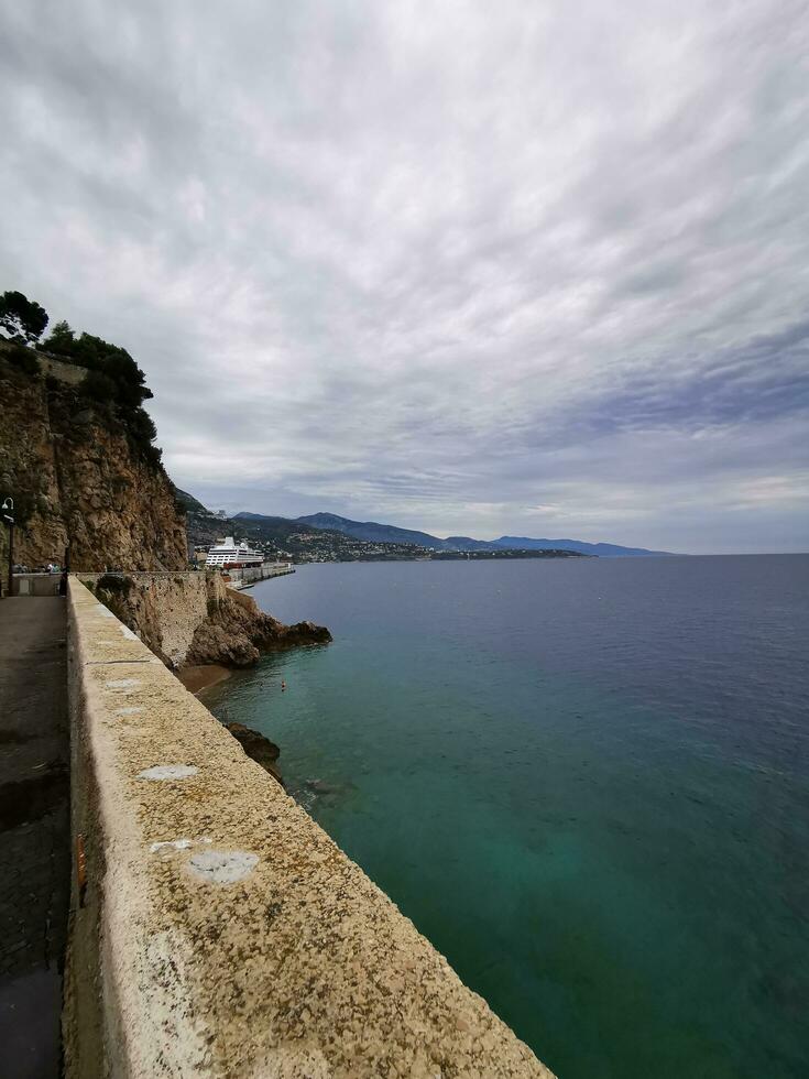 foto di un' sereno Visualizza di un' ponte prospiciente un' bellissimo corpo di acqua