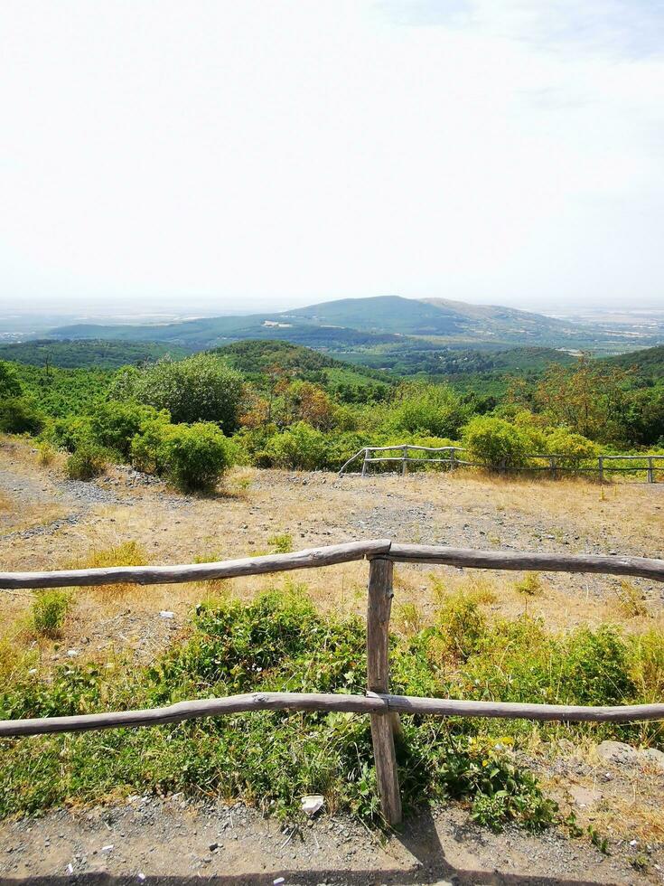 foto di un' di legno recinto in piedi nel un' tranquillo, calmo campo