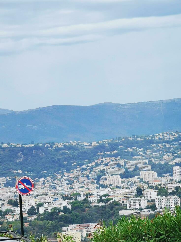 foto di un' paesaggio urbano con maestoso montagne come il fondale