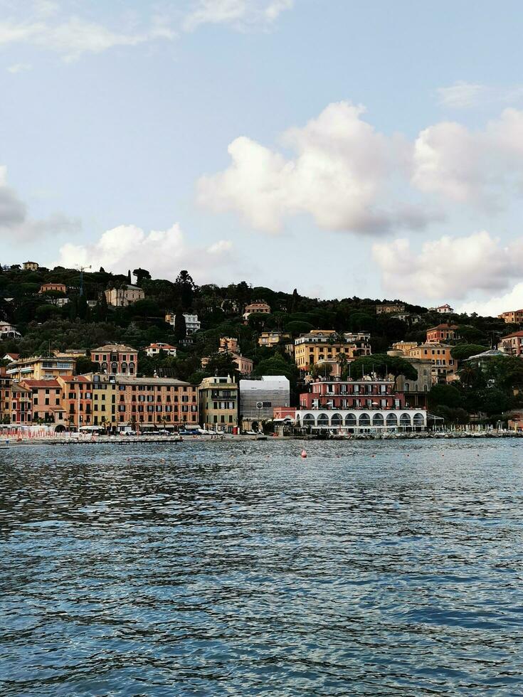 foto di un' lungomare paesaggio urbano con edifici su un' collina