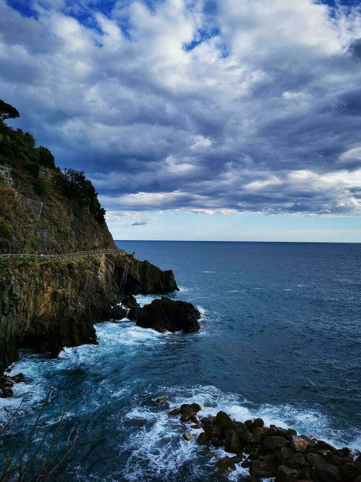 foto di un' mozzafiato Visualizza di il oceano a partire dal un' scogliera