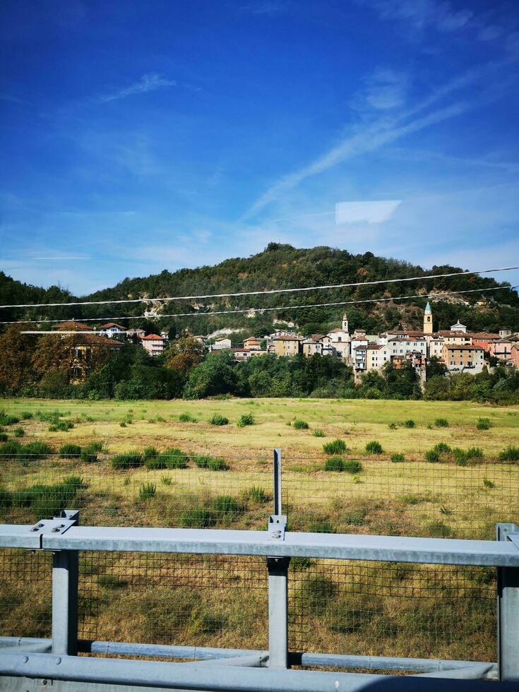 foto di un' campo con un' recinto e un' paesaggio urbano nel il sfondo