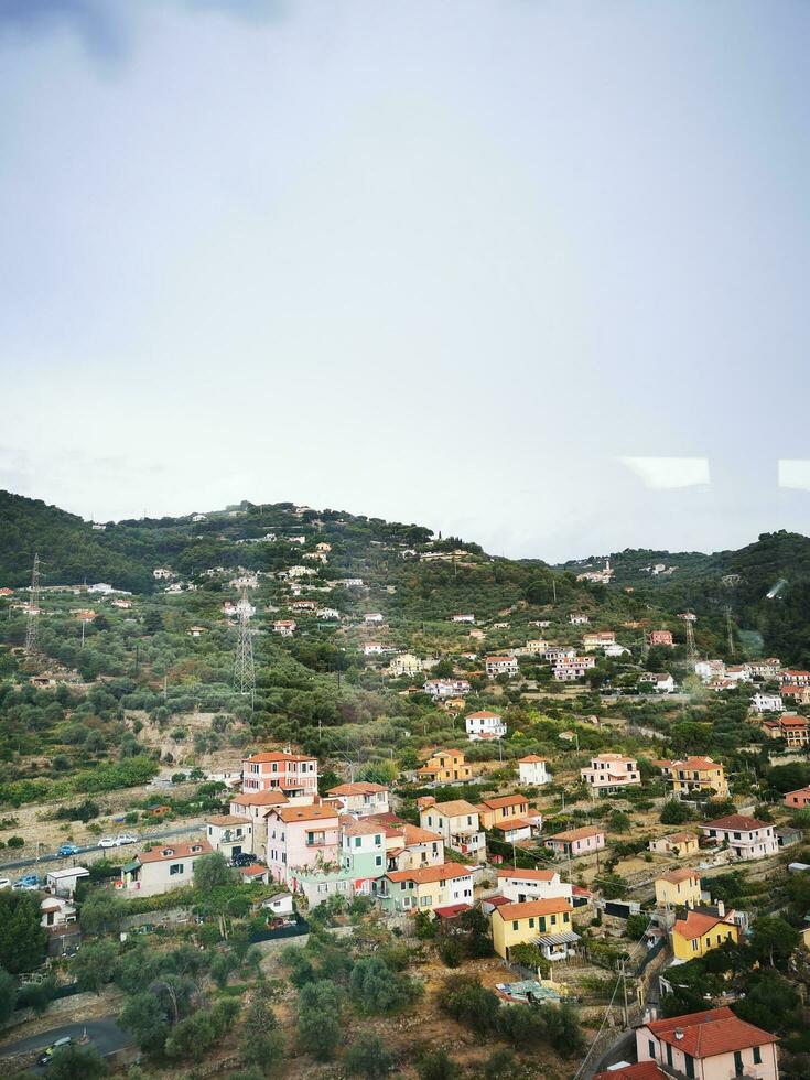 foto di un' pittoresco cittadina annidato su un' collina, offerta mozzafiato visualizzazioni di il circostante campagna