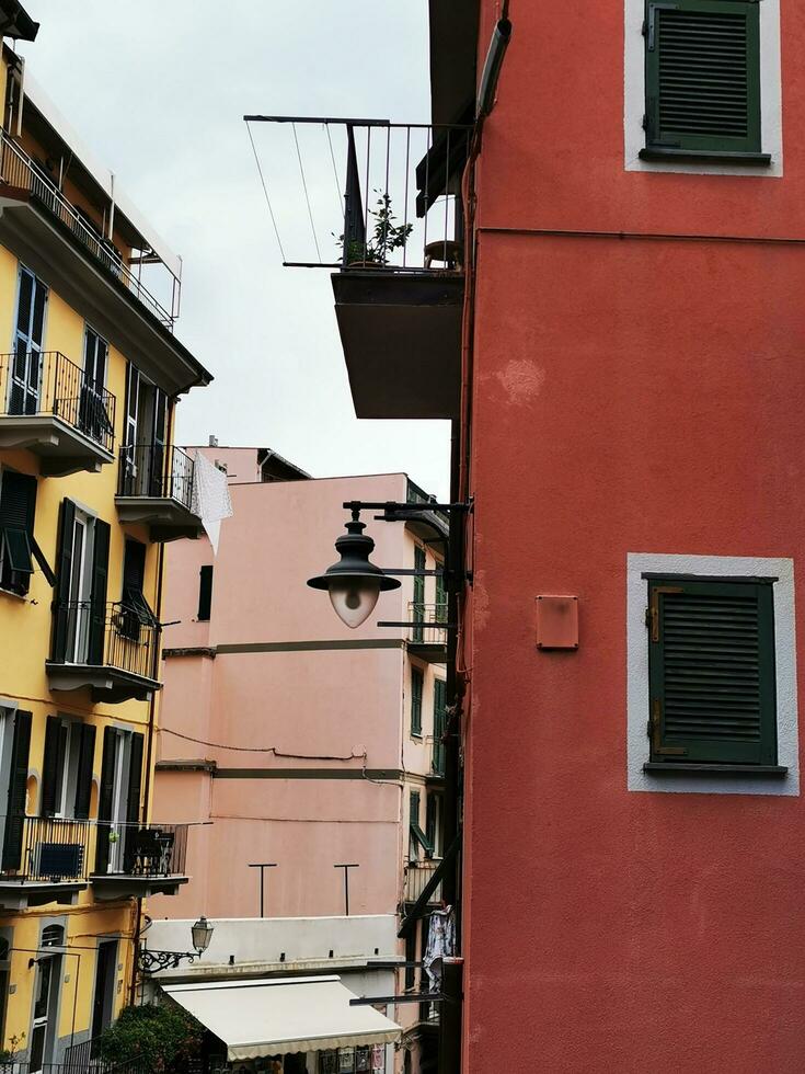 foto di un' colorato riga di edifici con vivace persiane