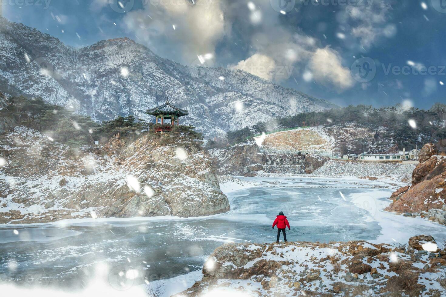 snow-capped montagne e congelato fiumi su un' chiaro giorno e il neve soffiato di il vento nel inverno, Sud Corea. foto