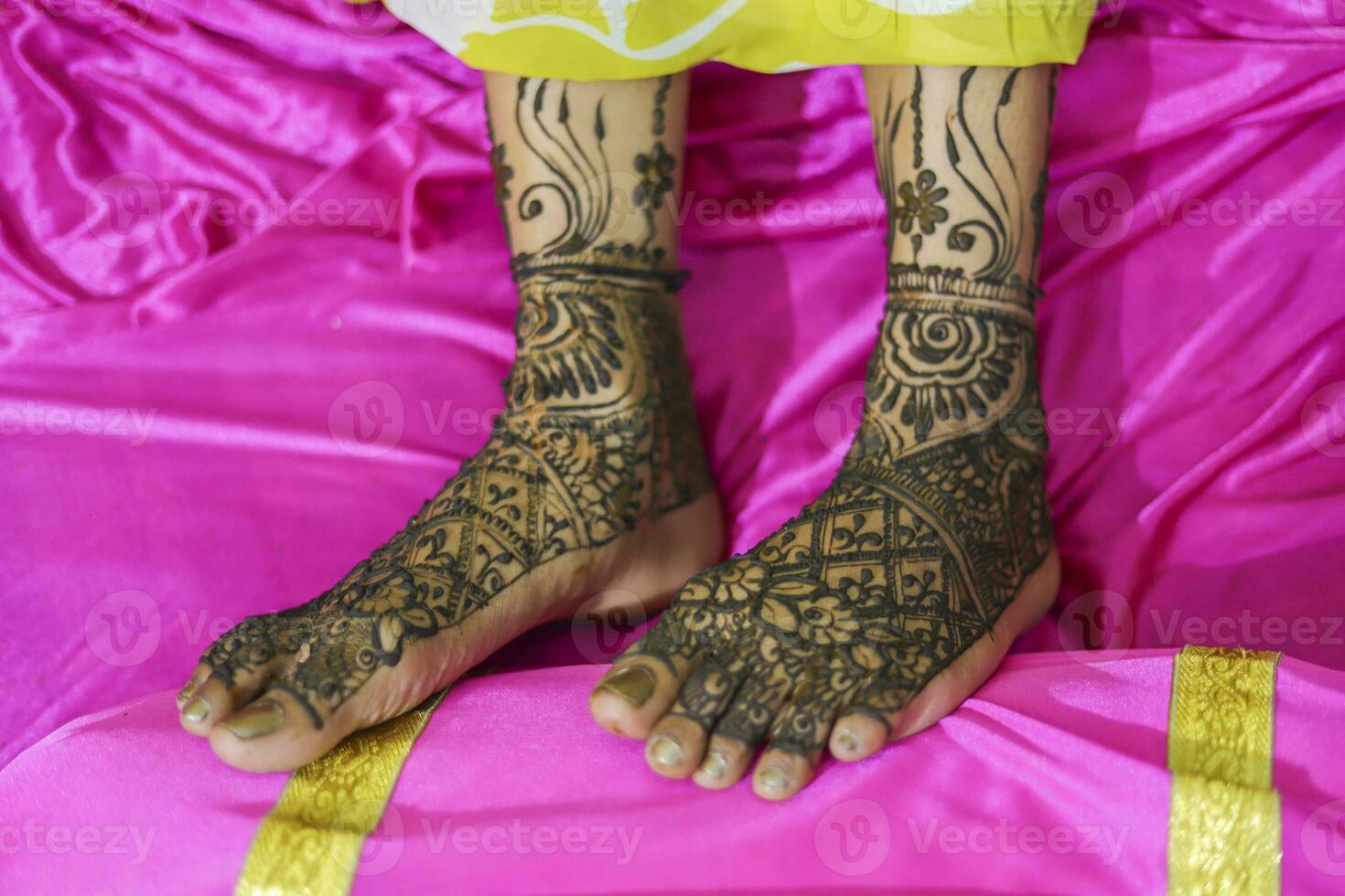 indiano sposa mostrando piedi mehndi design sua nozze cerimonia foto