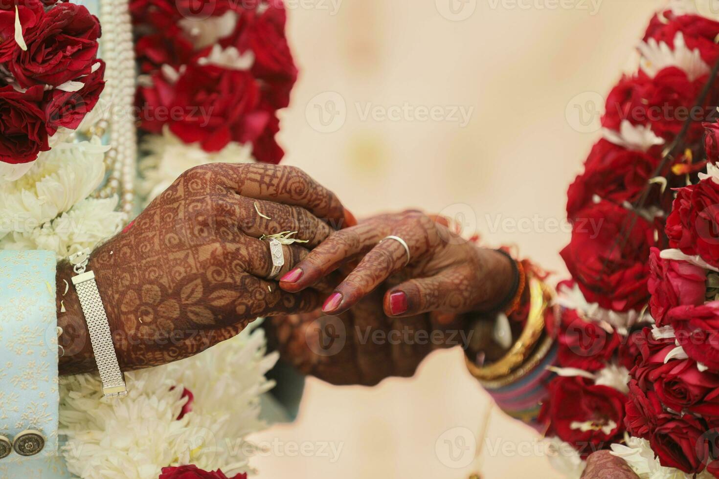indiano sposo e sposa mano nel mano mostrando squillare foto