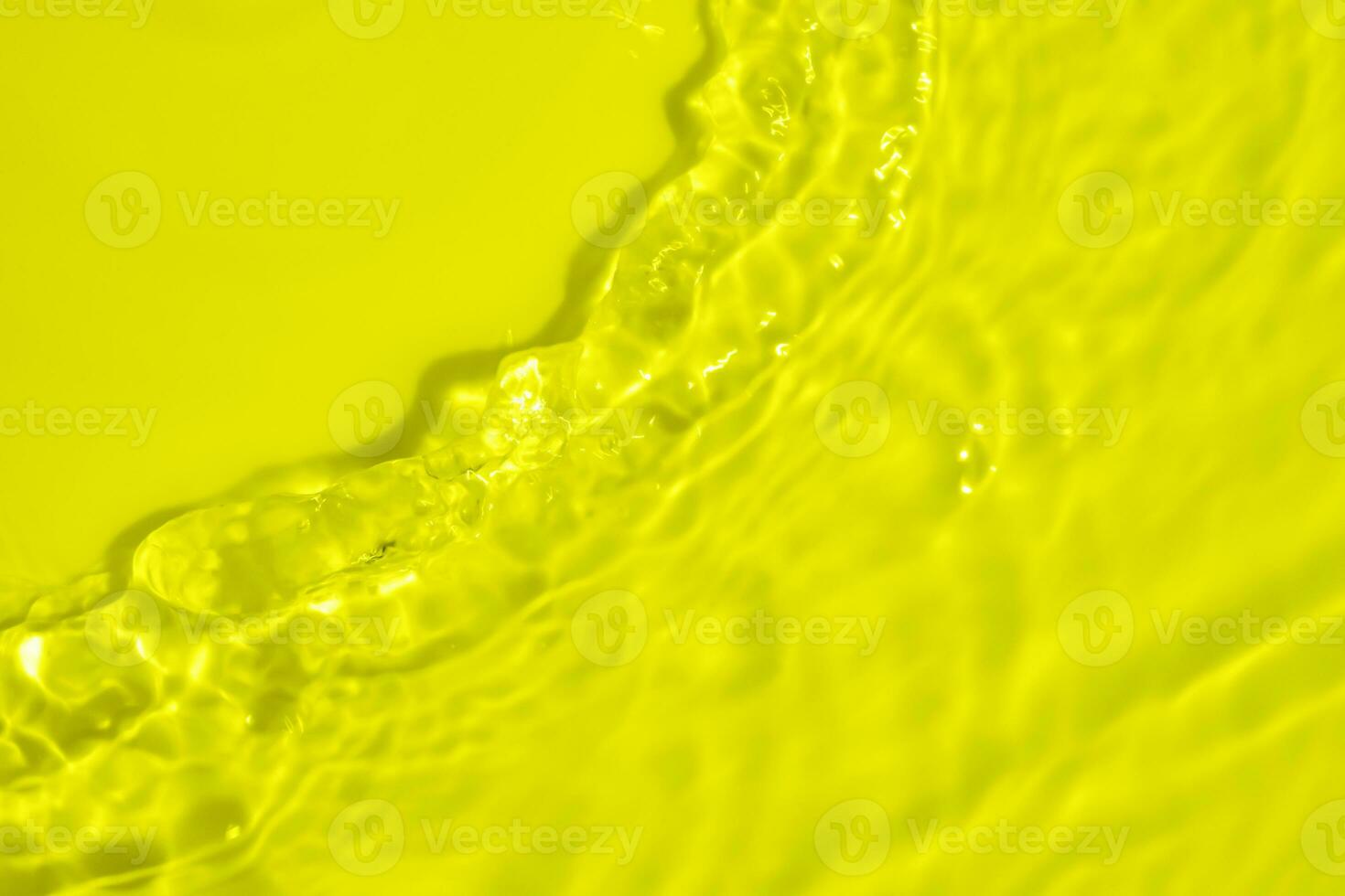 astratto trasparente acqua ombra superficie struttura naturale ondulazione su giallo sfondo foto