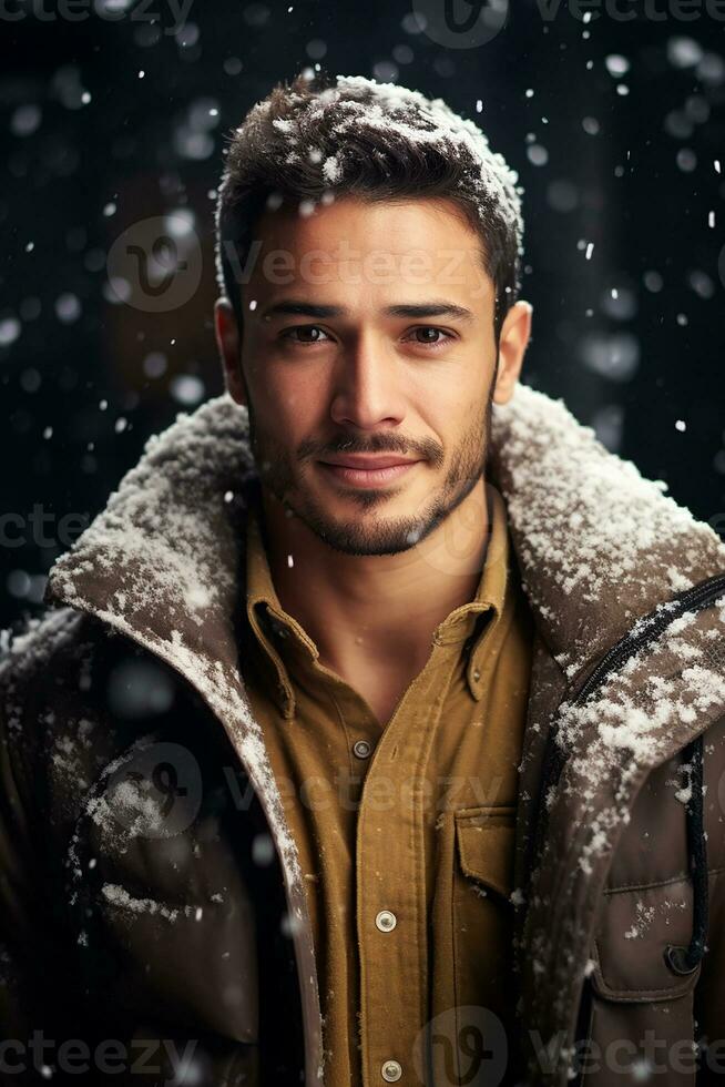 ai generato ritratto di bello sorridente uomo in piedi sotto il nevicando foto