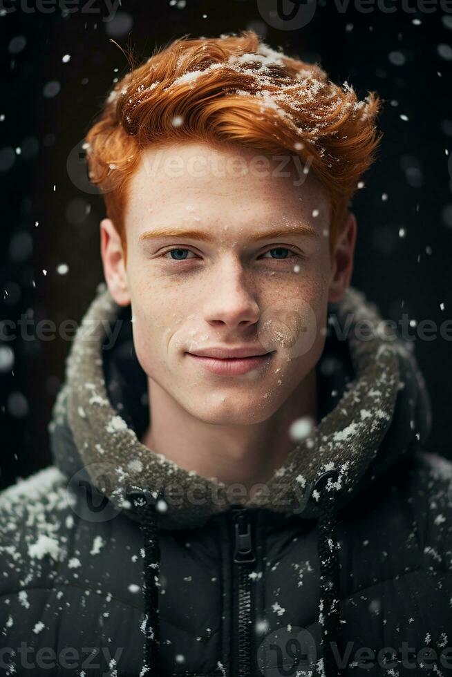 ai generato ritratto di bellissimo sorridente giovane Zenzero uomo in piedi sotto nevicando foto