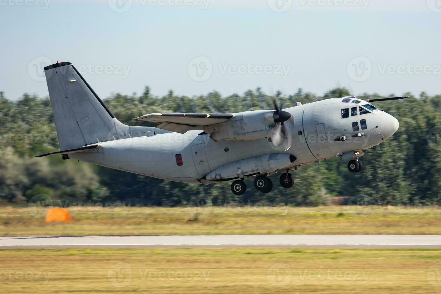 Senza titolo militare trasporto aereo a aria base. aeroporto e aeroporto. aria vigore e esercito volo operazione. aviazione e aereo. aria sollevare. militare industria. volare e volare. foto