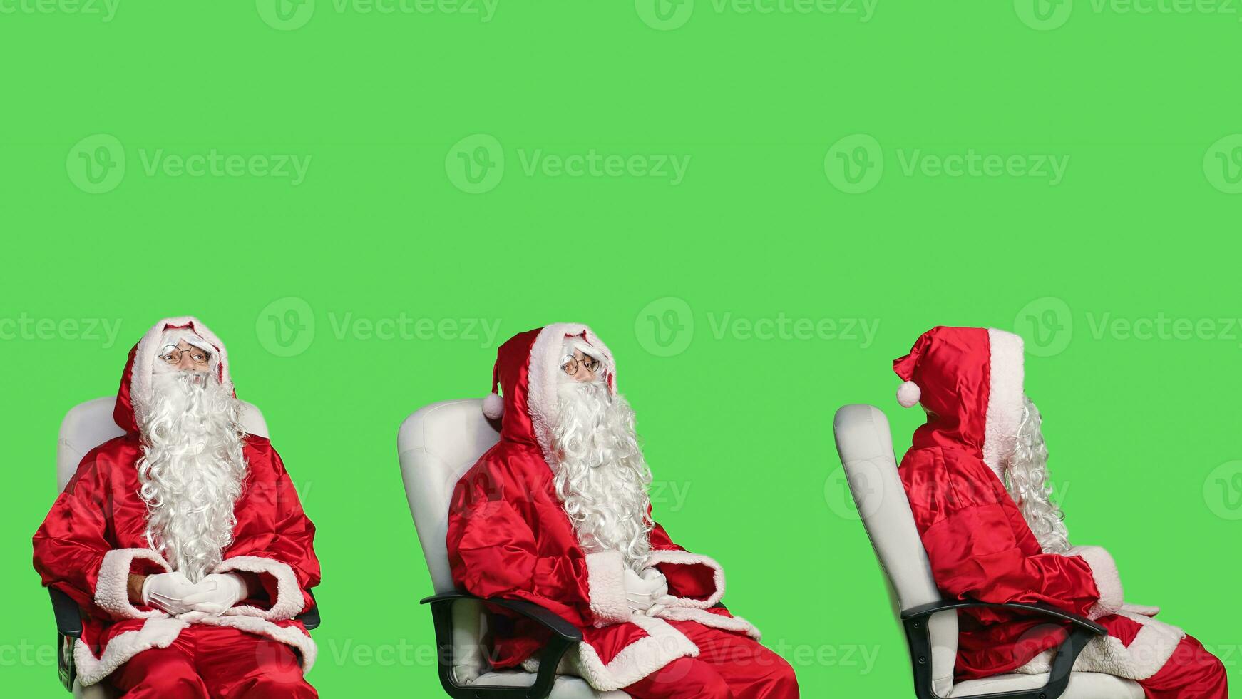 Santa Claus personaggio su sedia contro schermo verde sfondo, allegro persona festeggiare Natale vigilia nel rosso costume. giovane adulto pubblicità dicembre vacanza con iconico inverno completo da uomo. foto