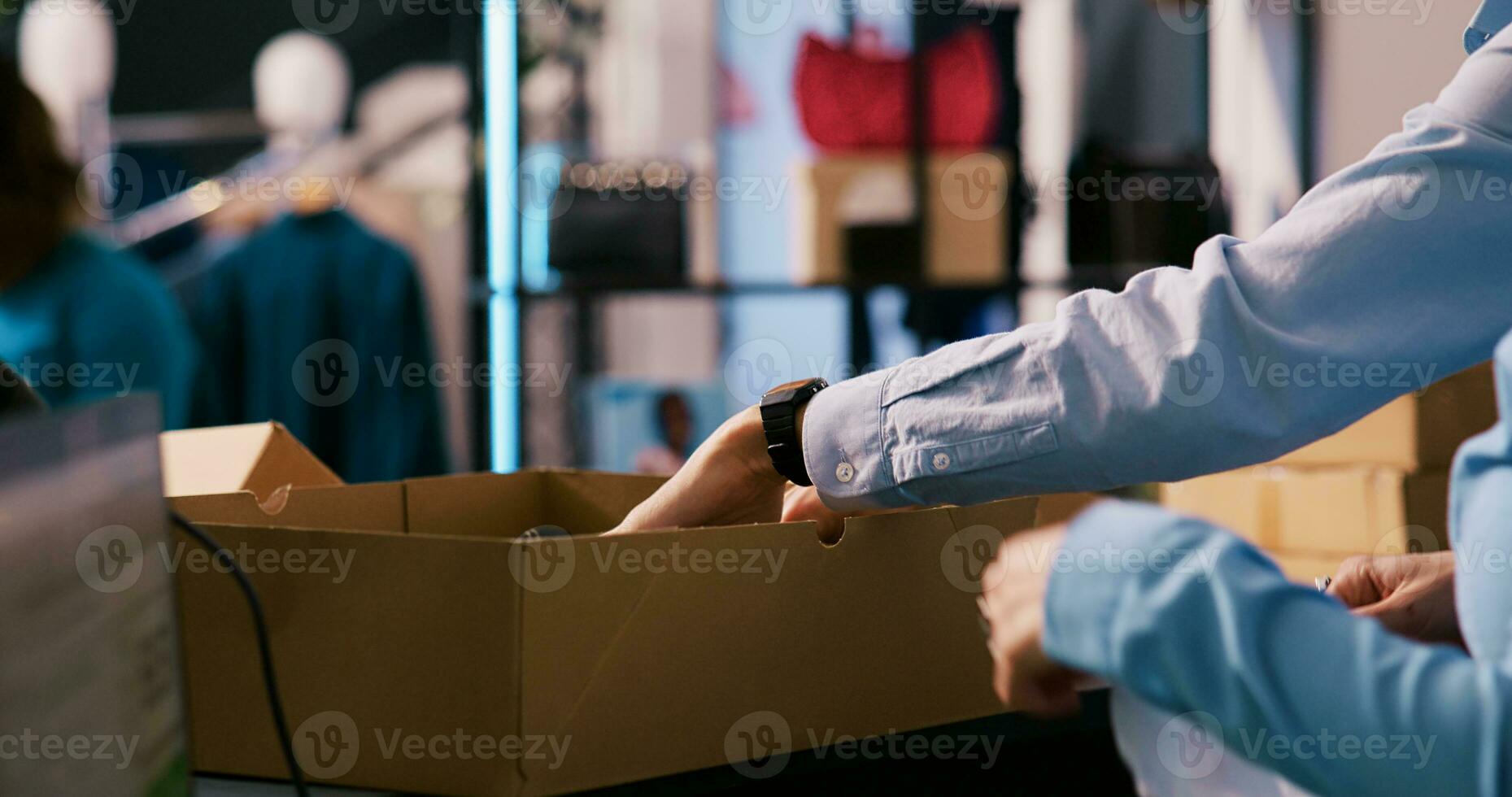 diverso dipendenti Lavorando a i clienti ordini, mettendo alla moda Abiti nel scatola di cartone scatole nel capi di abbigliamento negozio. boutique lavoratori preparazione pacchi per consegna nel shopping centro commerciale. moda concetto foto