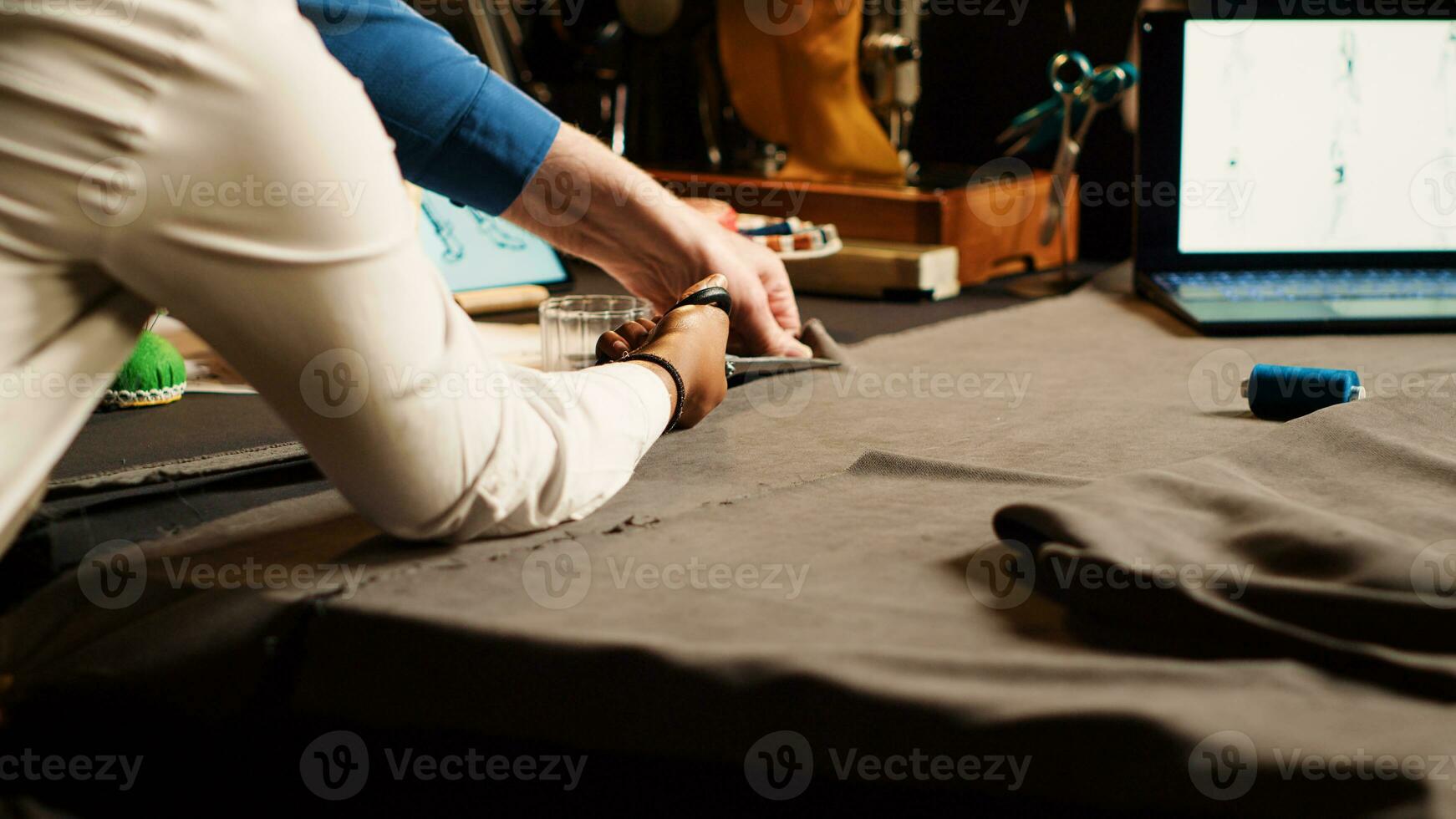 alunno e vecchio sarto taglio Materiale per fatto a mano nel atelier, principiante utilizzando forbici per tagliare tessuto prima cucire e progettazione Abiti. couturier e apprendista. palmare sparo. vicino su. foto