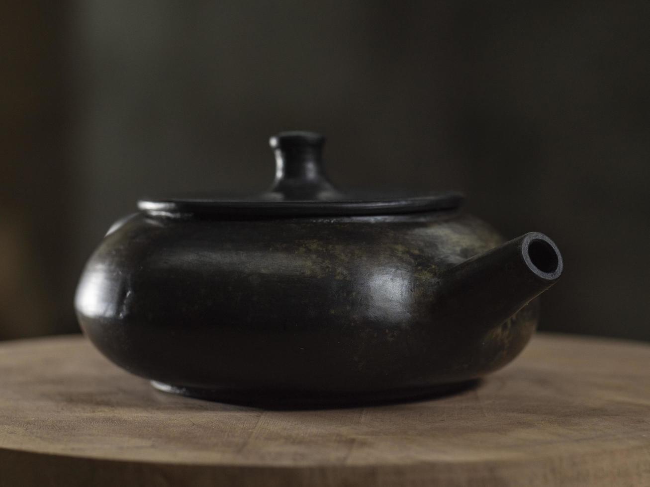 yixing vaso di argilla di colore nero dopo aver sparato su un supporto di legno foto