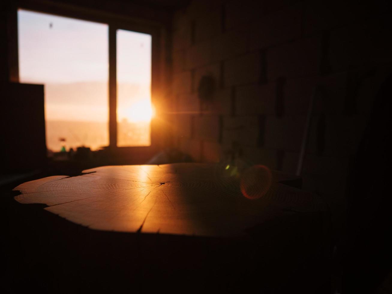 grande ceppo di legno di acacia al tramonto. concetto di lavorazione del legno foto