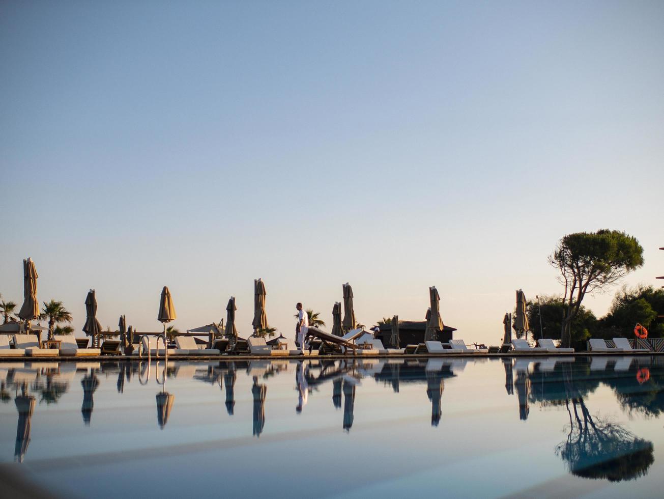 resort tropicale paesaggistico con piscina al tramonto foto