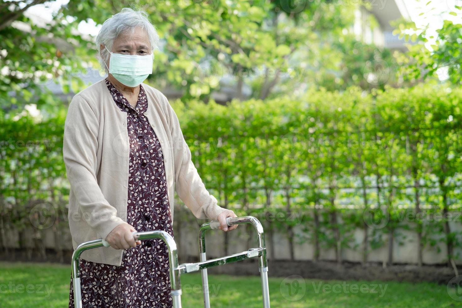 donna anziana asiatica che indossa una maschera facciale per proteggere il coronavirus. foto