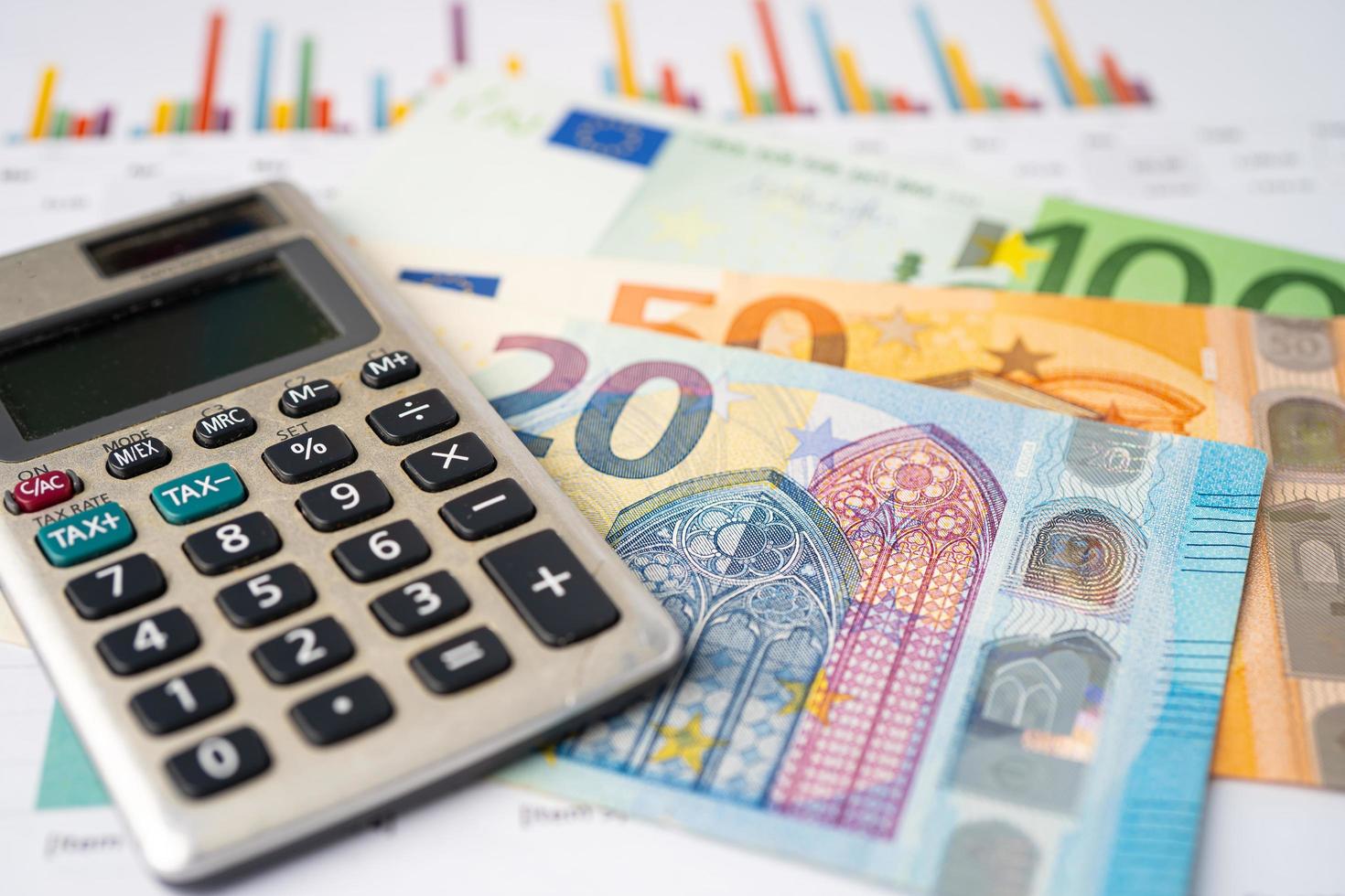 banconote in euro con calcolatrice, bancario foto