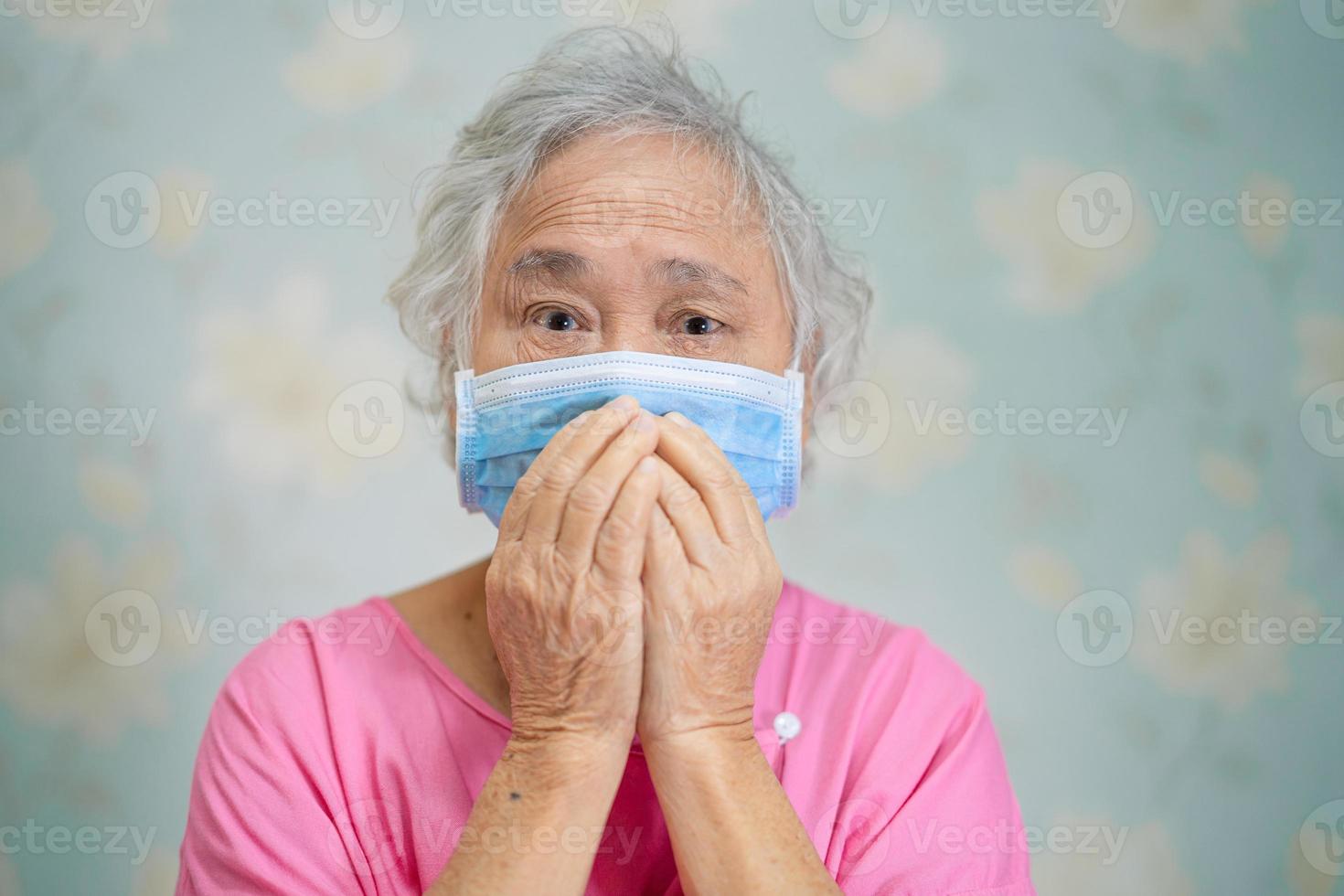 paziente donna anziana asiatica che indossa una maschera per proteggere il coronavirus. foto